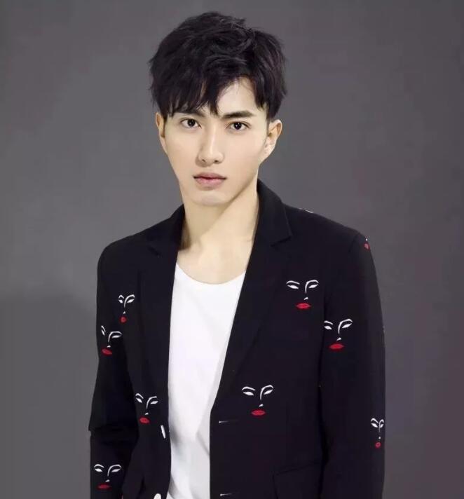 帅哥∣身材小狼狗，长相小奶狗！又苏又撩的明朗少年也是没谁了！－－张博涵 - 51虹马