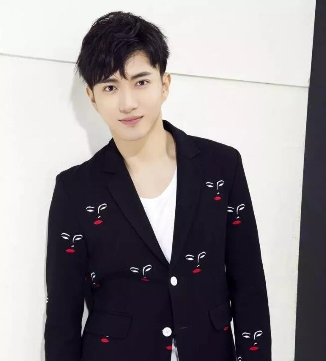 帅哥∣身材小狼狗，长相小奶狗！又苏又撩的明朗少年也是没谁了！－－张博涵 - 51虹马