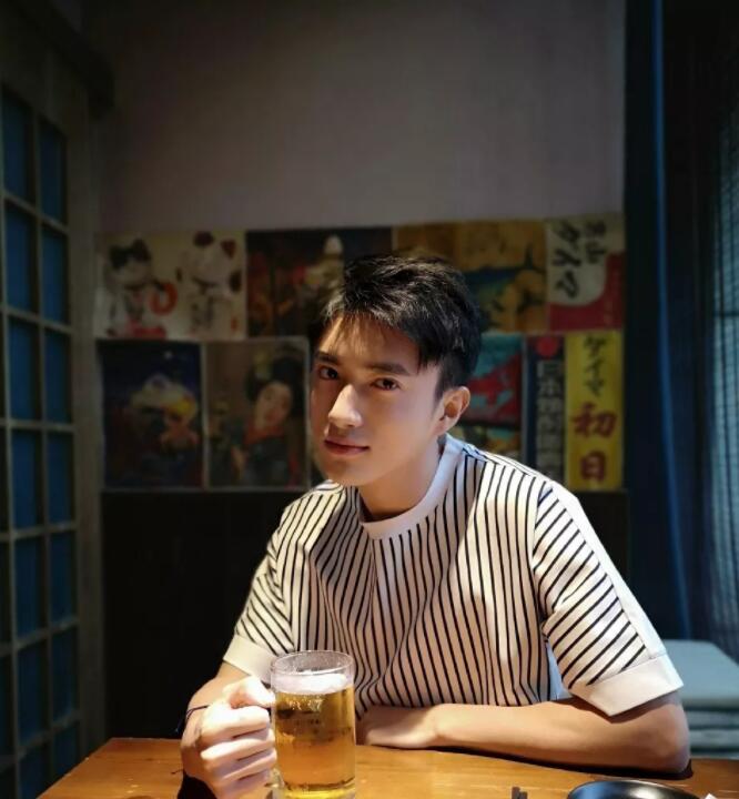 帅哥∣身材小狼狗，长相小奶狗！又苏又撩的明朗少年也是没谁了！－－张博涵 - 51虹马