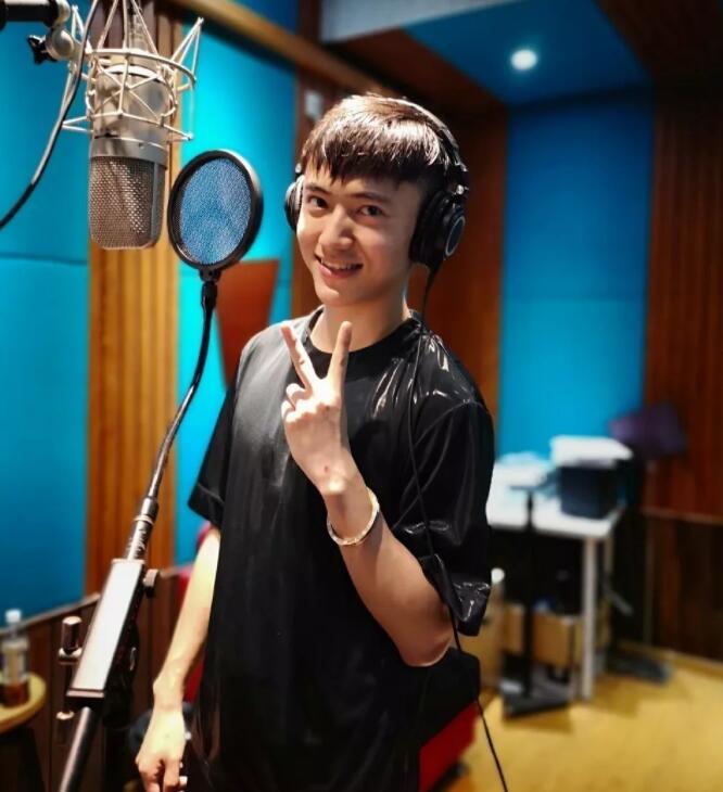 帅哥∣身材小狼狗，长相小奶狗！又苏又撩的明朗少年也是没谁了！－－张博涵 - 51虹马