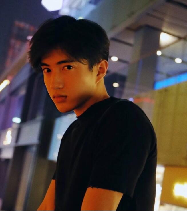 帅哥∣身材小狼狗，长相小奶狗！又苏又撩的明朗少年也是没谁了！－－张博涵 - 51虹马