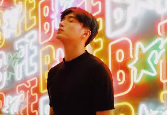 帅哥∣身材小狼狗，长相小奶狗！又苏又撩的明朗少年也是没谁了！－－张博涵 - 51虹马