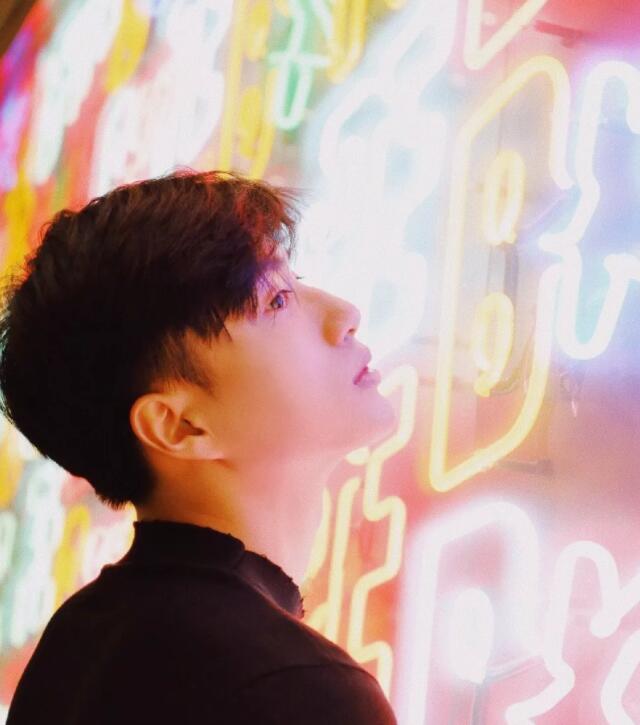 帅哥∣身材小狼狗，长相小奶狗！又苏又撩的明朗少年也是没谁了！－－张博涵 - 51虹马