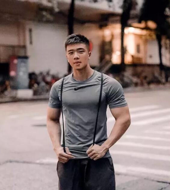 天然呆小狼狗上线！一身腱子肉凶猛又惹人爱 - 51虹马