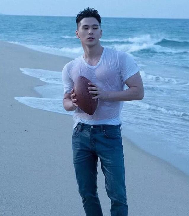 小狼狗玩湿身泄露大秘密，棒棒鸡竟然也有大尺寸！ - 51虹马