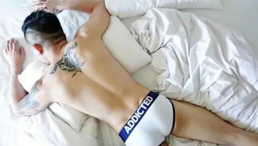 奶凶奶凶的小身板，内裤写真连起来可以绕地球两圈 - 51虹马