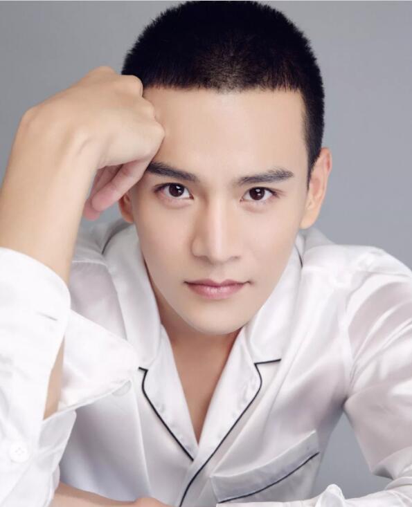 帅哥∣《如懿传》凌云彻高颜值大腿长,曾撞脸彭于晏,拒演《上瘾》!--经超 - 51虹马 帅哥∣《如懿传》凌云彻高颜值大腿长,曾撞脸彭于晏,拒演《上瘾》!--经超 - 51虹马