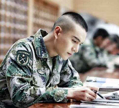 帅哥∣《如懿传》凌云彻高颜值大腿长，曾撞脸彭于晏，拒演《上瘾》！－－经超 - 51虹马