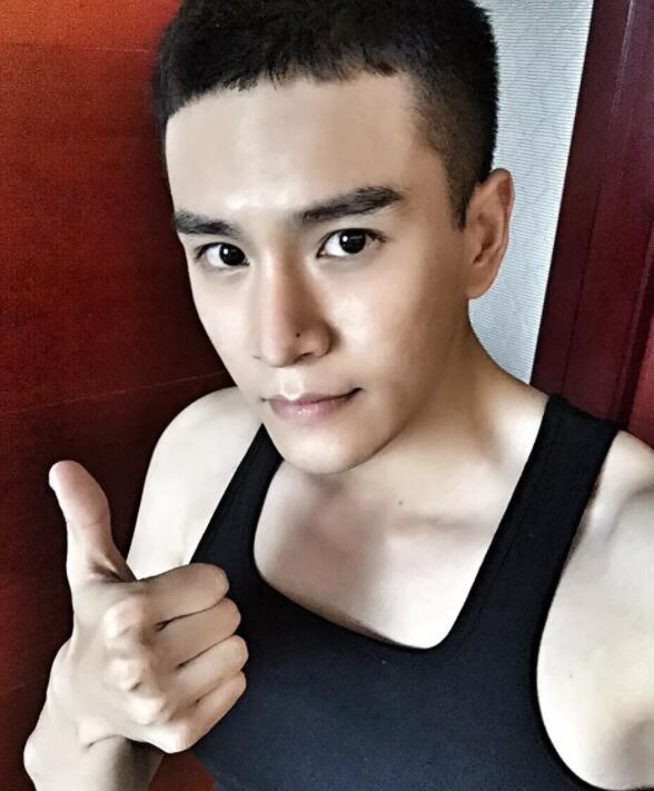 帅哥∣《如懿传》凌云彻高颜值大腿长,曾撞脸彭于晏,拒演《上瘾》!--经超 - 51虹马 帅哥∣《如懿传》凌云彻高颜值大腿长,曾撞脸彭于晏,拒演《上瘾》!--经超 - 51虹马