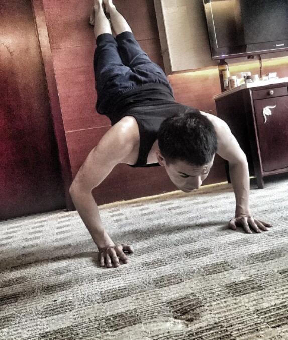 帅哥∣《如懿传》凌云彻高颜值大腿长，曾撞脸彭于晏，拒演《上瘾》！－－经超 - 51虹马