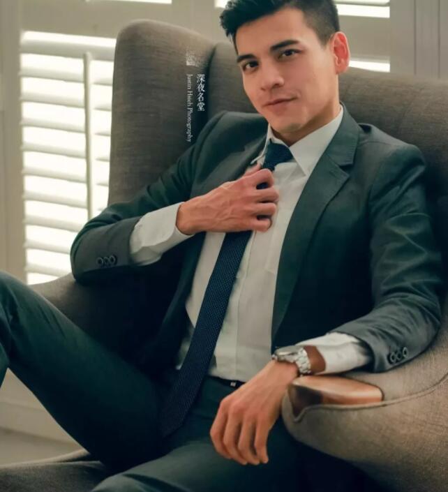 看点∣正装空少自称“本宫”！月兑掉制服秀身材，沐浴照自带风情！ - 51虹马