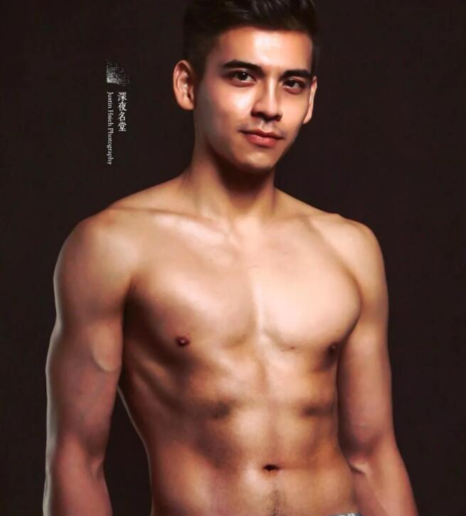 看点∣正装空少自称“本宫”！月兑掉制服秀身材，沐浴照自带风情！ - 51虹马