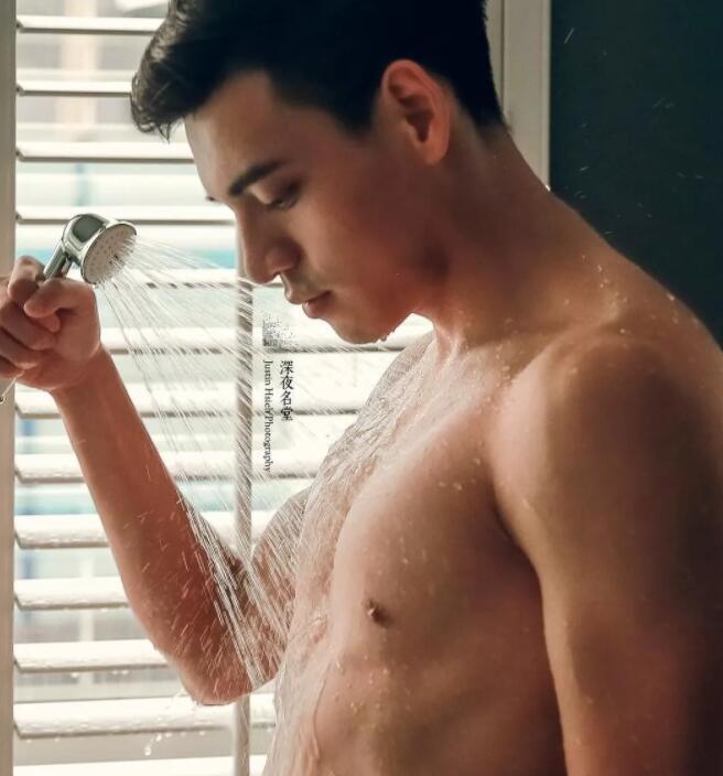 看点∣正装空少自称“本宫”！月兑掉制服秀身材，沐浴照自带风情！ - 51虹马