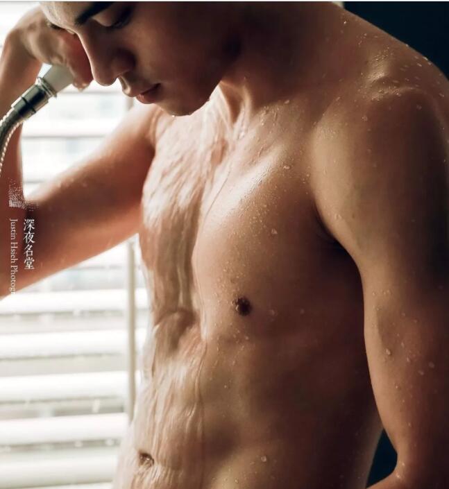 看点∣正装空少自称“本宫”！月兑掉制服秀身材，沐浴照自带风情！ - 51虹马