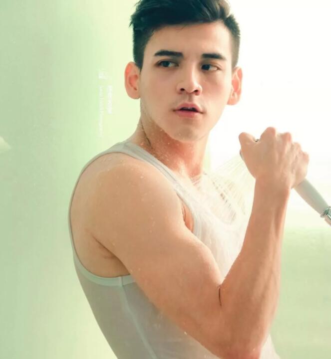 看点∣正装空少自称“本宫”！月兑掉制服秀身材，沐浴照自带风情！ - 51虹马