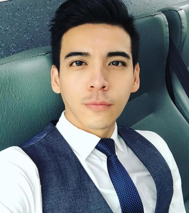 看点∣正装空少自称“本宫”！月兑掉制服秀身材，沐浴照自带风情！ - 51虹马