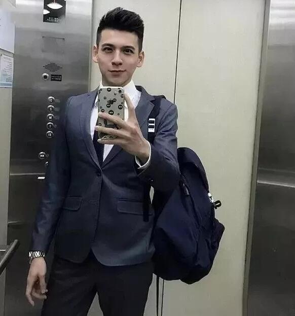 看点∣正装空少自称“本宫”！月兑掉制服秀身材，沐浴照自带风情！ - 51虹马