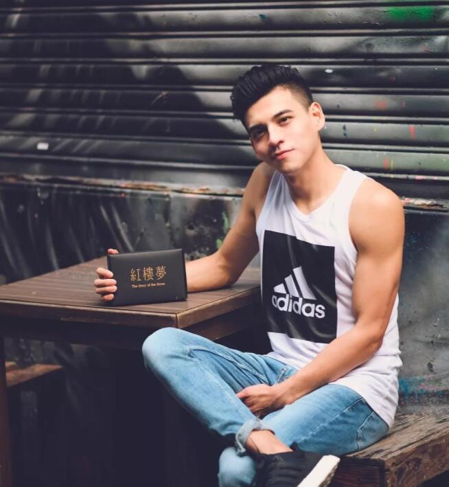 看点∣正装空少自称“本宫”！月兑掉制服秀身材，沐浴照自带风情！ - 51虹马