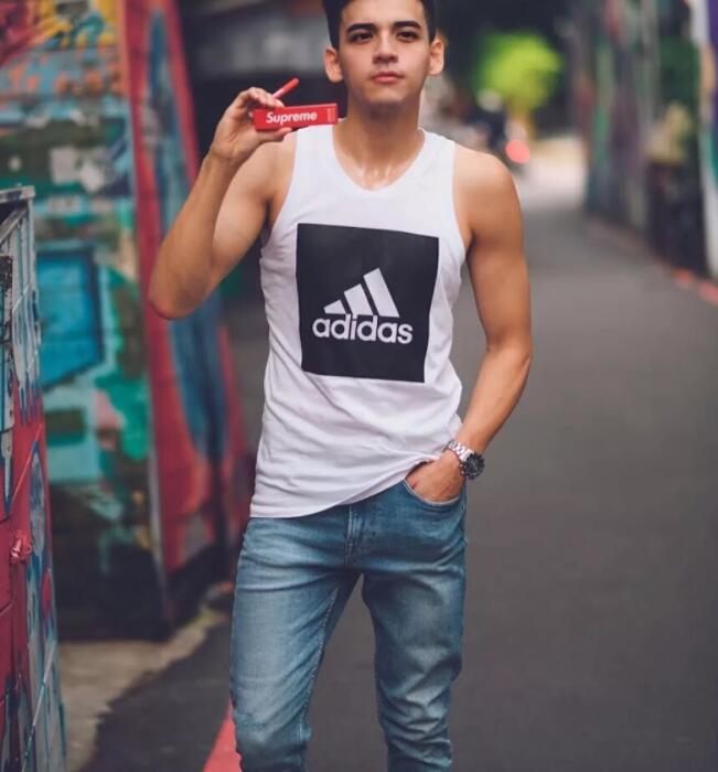 看点∣正装空少自称“本宫”！月兑掉制服秀身材，沐浴照自带风情！ - 51虹马