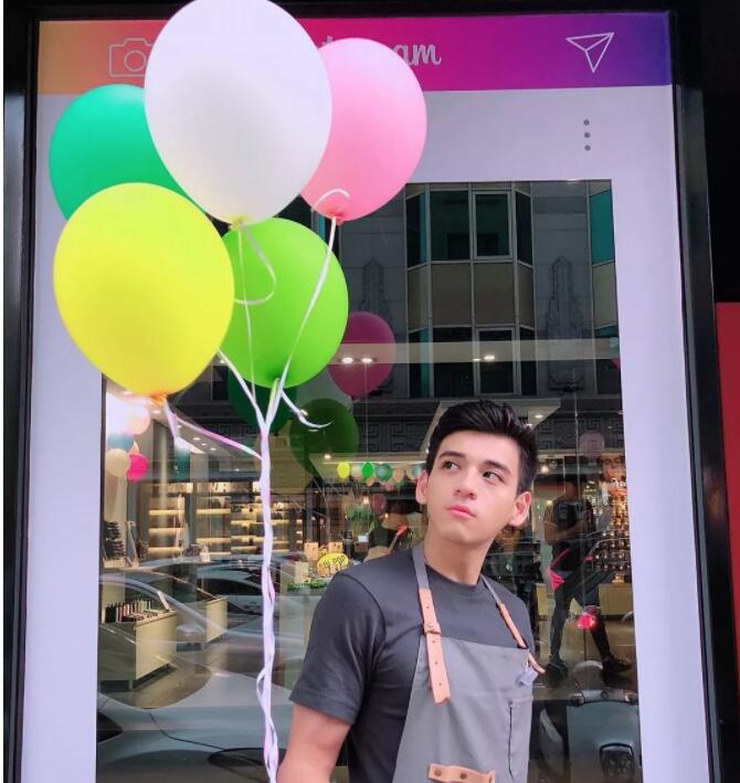 看点∣正装空少自称“本宫”！月兑掉制服秀身材，沐浴照自带风情！ - 51虹马