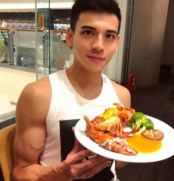 看点∣正装空少自称“本宫”！月兑掉制服秀身材，沐浴照自带风情！ - 51虹马