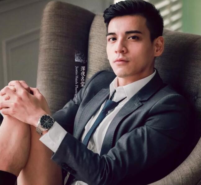 看点∣正装空少自称“本宫”！月兑掉制服秀身材，沐浴照自带风情！ - 51虹马