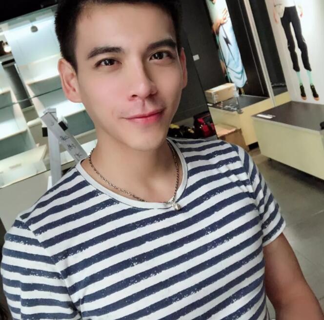 看点∣正装空少自称“本宫”！月兑掉制服秀身材，沐浴照自带风情！ - 51虹马