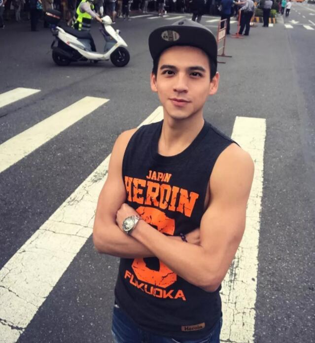 看点∣正装空少自称“本宫”！月兑掉制服秀身材，沐浴照自带风情！ - 51虹马