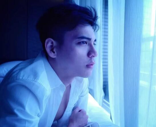 看点∣正装空少自称“本宫”！月兑掉制服秀身材，沐浴照自带风情！ - 51虹马