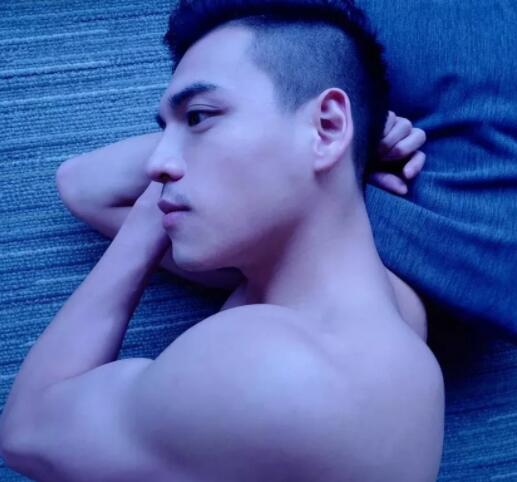 看点∣正装空少自称“本宫”！月兑掉制服秀身材，沐浴照自带风情！ - 51虹马