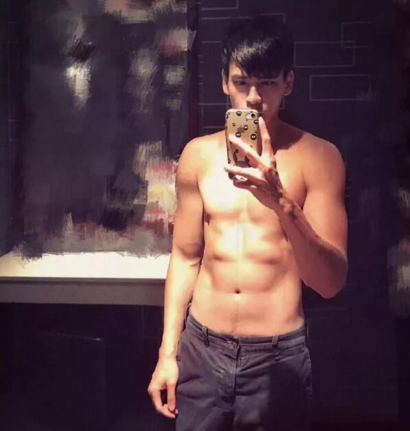 看点∣正装空少自称“本宫”！月兑掉制服秀身材，沐浴照自带风情！ - 51虹马