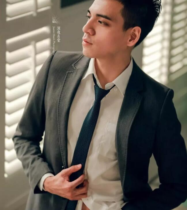 看点∣正装空少自称“本宫”！月兑掉制服秀身材，沐浴照自带风情！ - 51虹马