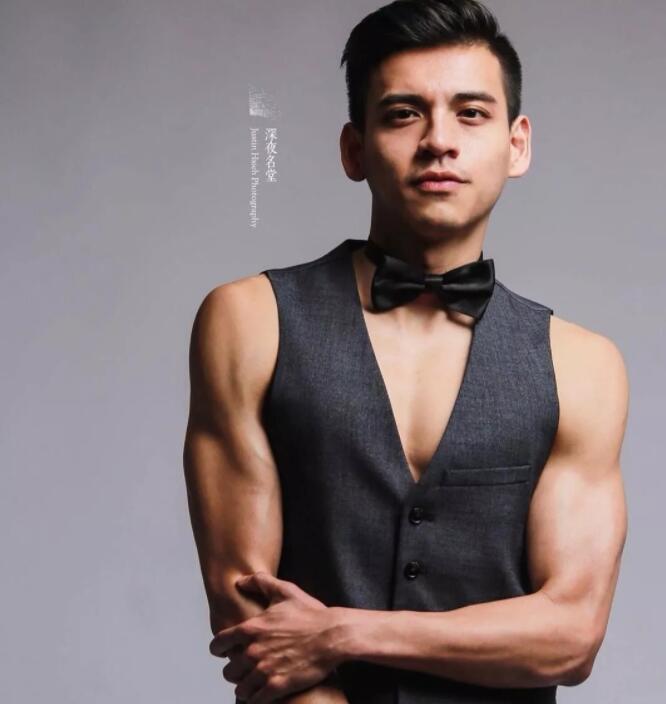 看点∣正装空少自称“本宫”！月兑掉制服秀身材，沐浴照自带风情！ - 51虹马