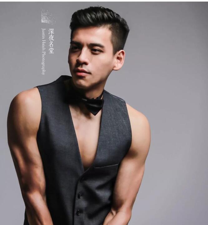 看点∣正装空少自称“本宫”！月兑掉制服秀身材，沐浴照自带风情！ - 51虹马