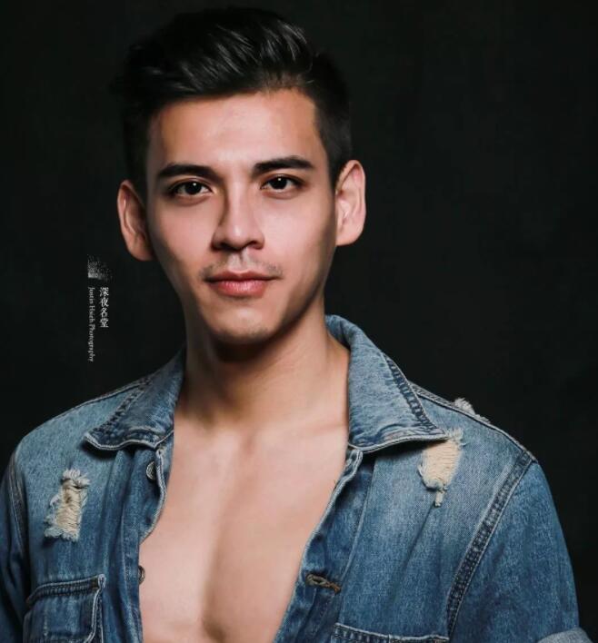 看点∣正装空少自称“本宫”！月兑掉制服秀身材，沐浴照自带风情！ - 51虹马