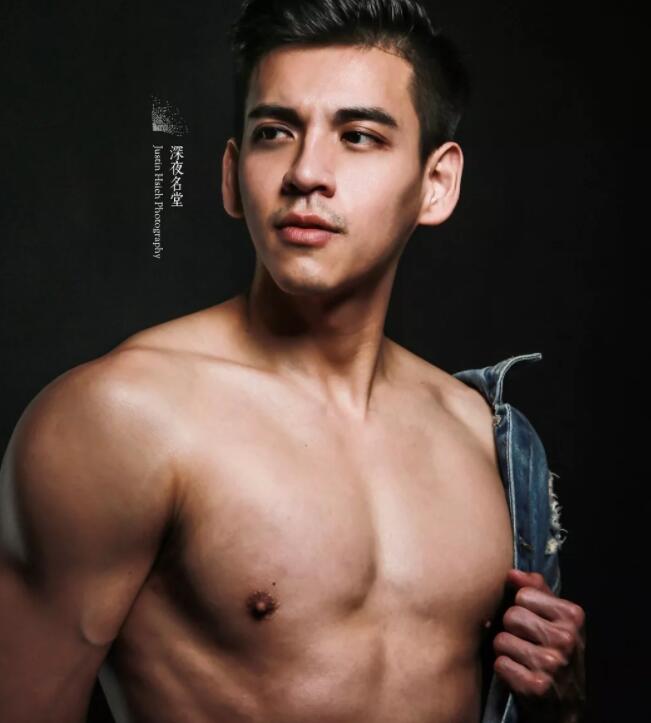 看点∣正装空少自称“本宫”！月兑掉制服秀身材，沐浴照自带风情！ - 51虹马