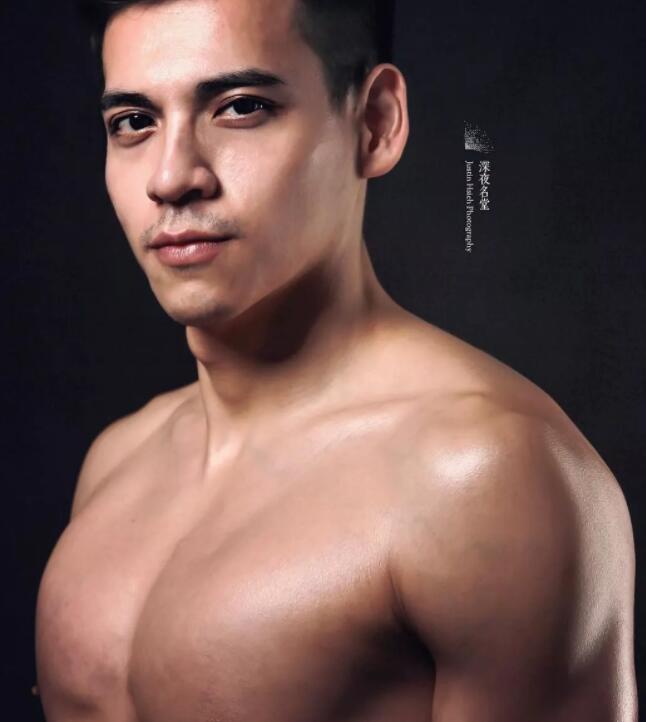 看点∣正装空少自称“本宫”！月兑掉制服秀身材，沐浴照自带风情！ - 51虹马