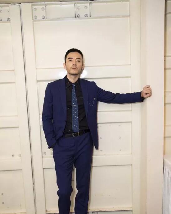 络腮胡男李光洁秋日写真剧照爆出来了， 这身板套上西服尽显熟男魅力-51虹马