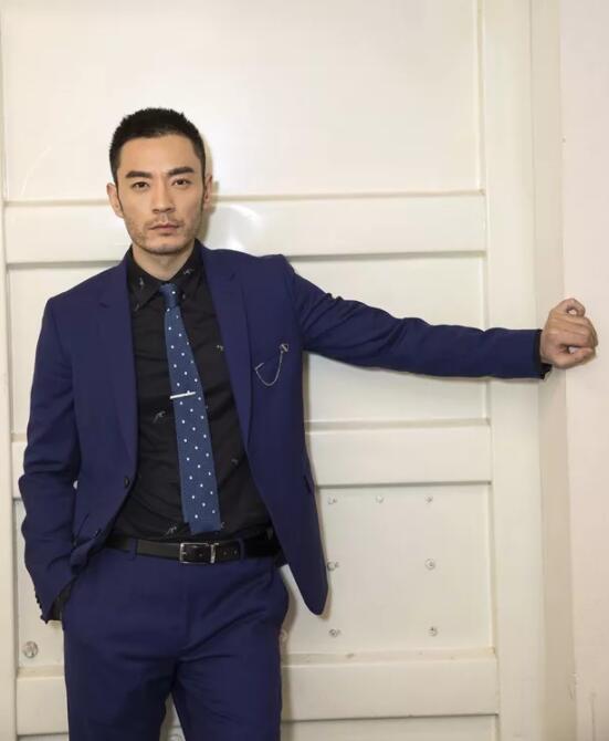 络腮胡男李光洁秋日写真剧照爆出来了， 这身板套上西服尽显熟男魅力 - 51虹马