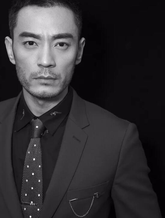 络腮胡男李光洁秋日写真剧照爆出来了， 这身板套上西服尽显熟男魅力 - 51虹马