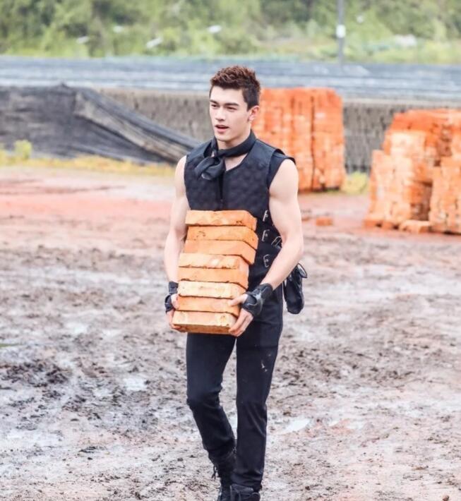 帅哥∣阳光俊朗肌肉坚实，pick一下这个爱笑的温暖小哥！－－娃尔 - 51虹马