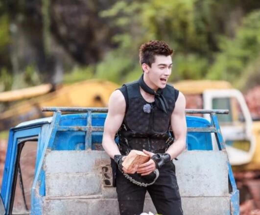 帅哥∣阳光俊朗肌肉坚实，pick一下这个爱笑的温暖小哥！－－娃尔 - 51虹马