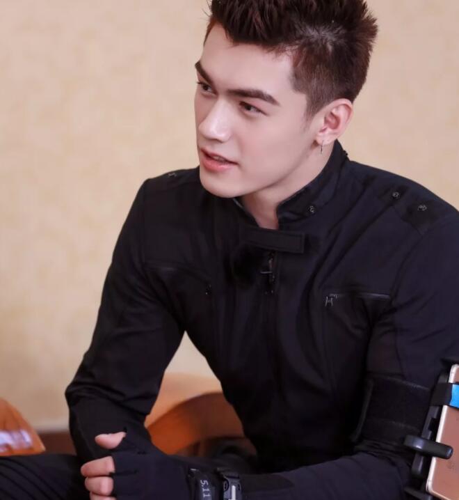 帅哥∣阳光俊朗肌肉坚实，pick一下这个爱笑的温暖小哥！－－娃尔 - 51虹马