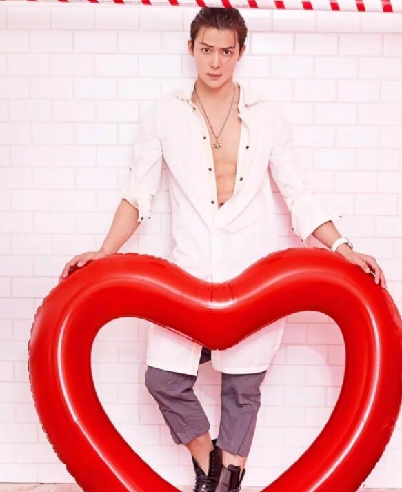 帅哥∣军装帅哥+禁欲霸总，这个有颜有肉的东北大汉纸发的糖真甜！－－张铭恩 - 51虹马