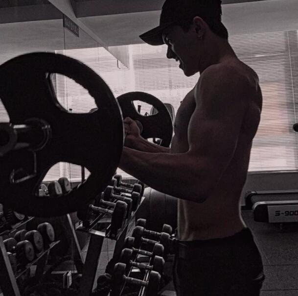 帅哥∣阳光俊朗肌肉坚实，pick一下这个爱笑的温暖小哥！－－娃尔 - 51虹马