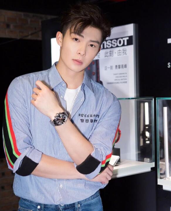 帅哥∣军装帅哥+禁欲霸总，这个有颜有肉的东北大汉纸发的糖真甜！－－张铭恩 - 51虹马