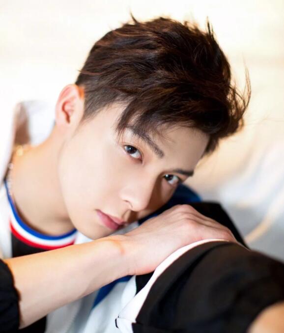 帅哥∣军装帅哥+禁欲霸总,这个有颜有肉的东北大汉纸发的糖真甜!--张铭恩 - 51虹马 帅哥∣军装帅哥+禁欲霸总,这个有颜有肉的东北大汉纸发的糖真甜!--张铭恩 - 51虹马