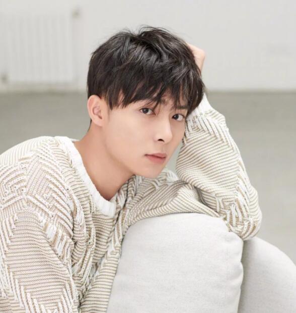 帅哥∣军装帅哥+禁欲霸总，这个有颜有肉的东北大汉纸发的糖真甜！－－张铭恩 - 51虹马