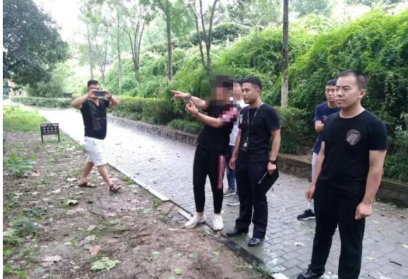 男子深夜公园约小伙激战，结果来了五个未成年小伙 - 51虹马