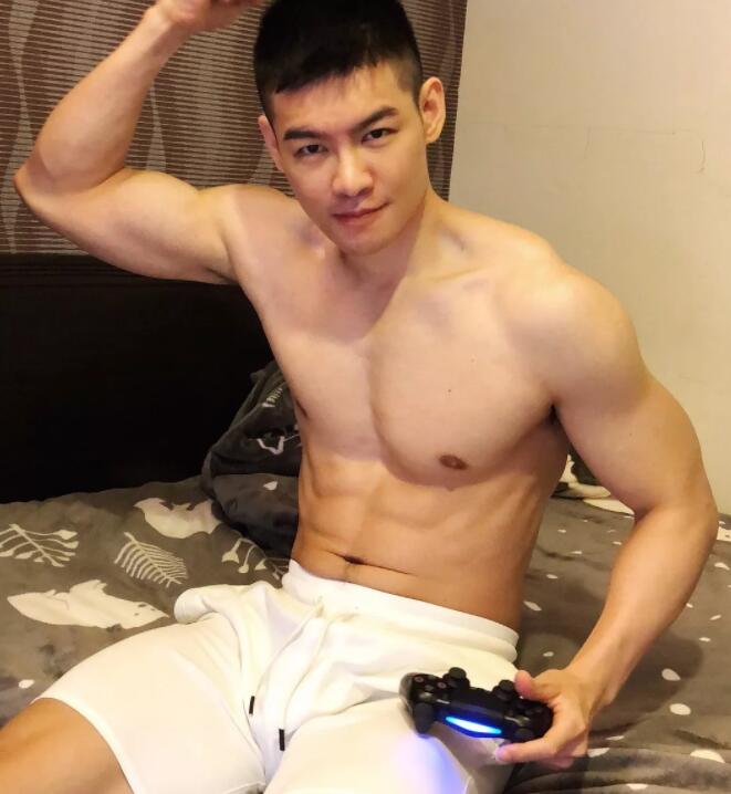 看点∣185寸头帅哥INS曝照太撩人，这只小狼狗用精壮的肌肉征服了我！-51虹马